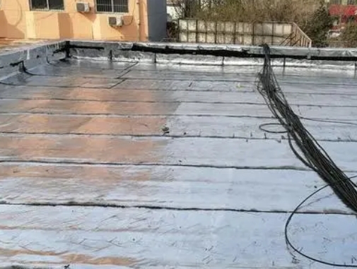 定兴卫生间漏水维修公司分享下定兴屋面楼顶防水刚性防水层施工要点。